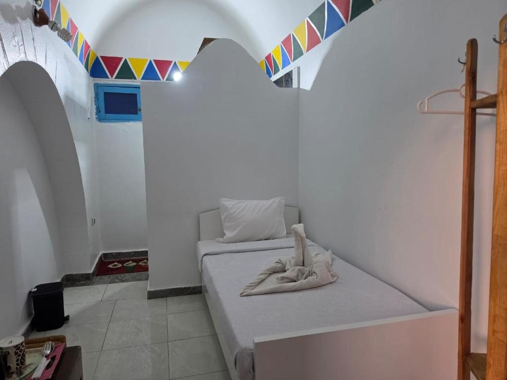 Single room with a Nubian arch