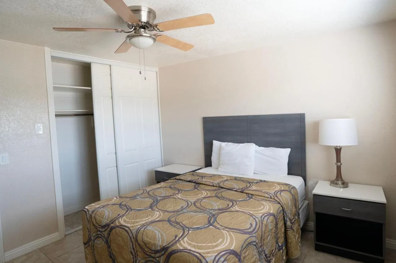 Apple Valley Hotel & Lodge