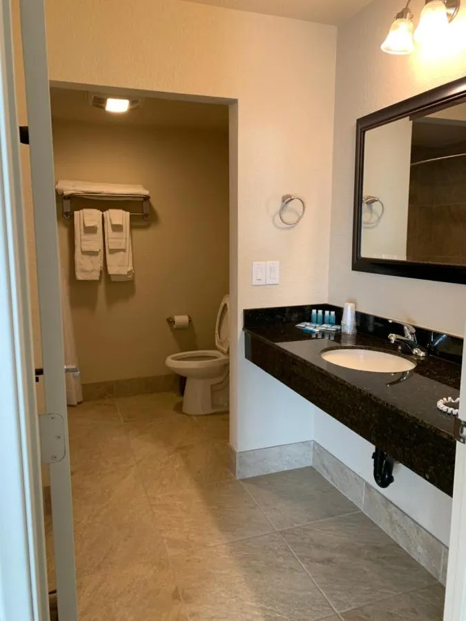 Apple Valley Hotel & Lodge