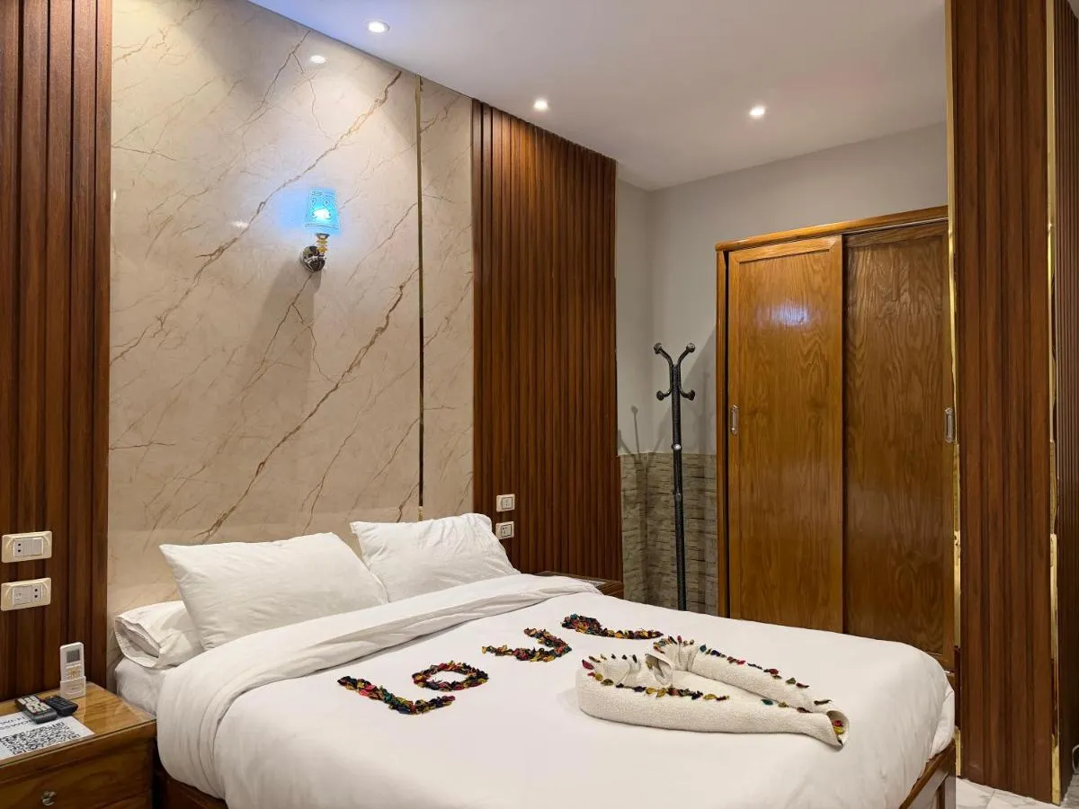 Life Pyramids Inn