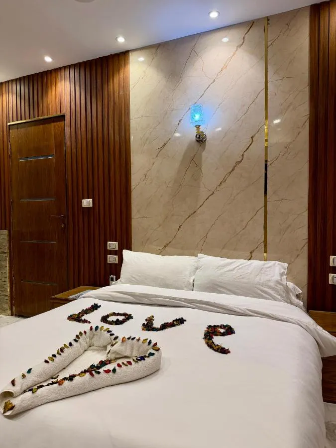 Life Pyramids Inn