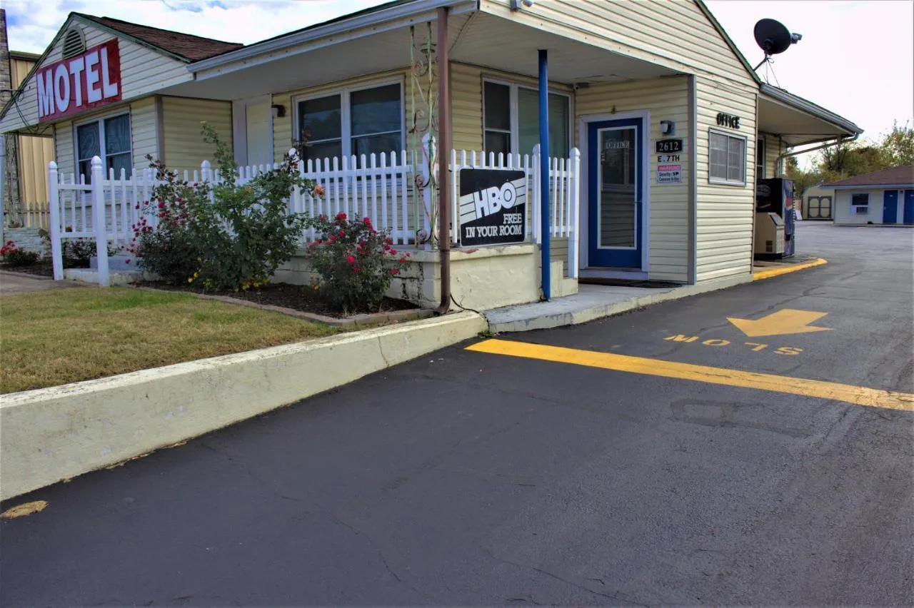 Plaza Motel